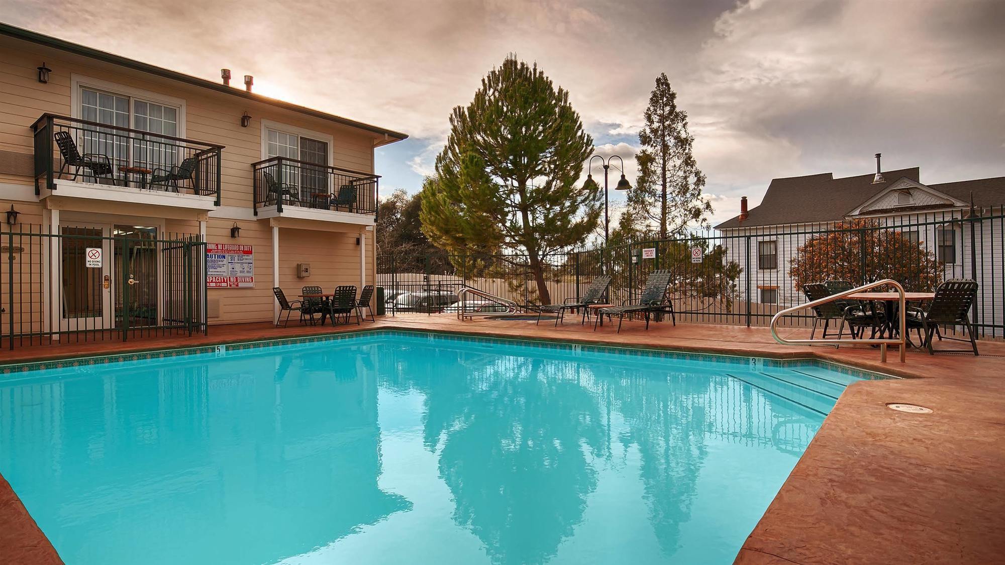 Best Western Cedar Inn & Suites Angels Camp Eksteriør billede